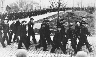 Demonstratie van matrozen in Wilhelmshaven in Kiel, 10 november 1918 (Bundesarchiv)