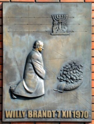 Monument voor de knieval van Bondskanselier Brandt in Warschau - cc