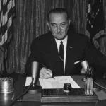President Johnson ondertekent de Tonkin-resolutie op 10 augustus 1964 (US National Archives)