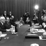 Neue Ostpolitik - Ontmoeting in 1970 tussen de regeringen van de Bondsrepubliek en de DDR. Links DDR-minister-president Willi Stoph, rechts bondskanselier Willy Brandt. (cc - Bundesarchiv)