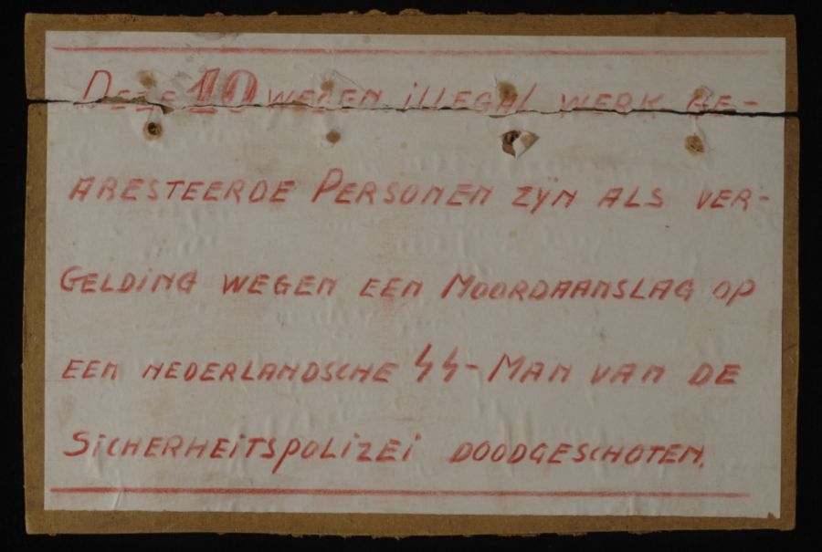 Kartonnen bord, geplaats bij de fusillade plek op 20 februari 1945 (CC BY-SA 3.0, Collectie Museum Rotterdam)