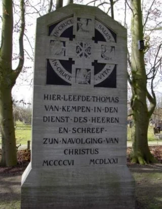 Monument voor Thomas a Kempis bij de ingang van Begraafplaats Bergklooster in Zwolle. (cc - Onderwijsgek)