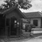 De ingang van het ziekenhuis te Garoet, circa 1920 (Wikimedia Commons/Collectie Stichting Nationaal Museum van Wereldculturen)