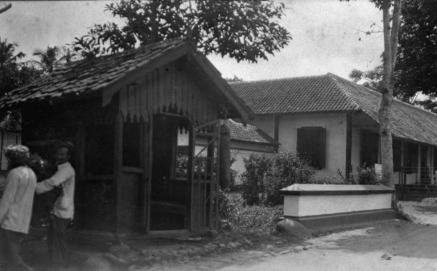 De ingang van het ziekenhuis te Garoet, circa 1920 (Wikimedia Commons/Collectie Stichting Nationaal Museum van Wereldculturen)