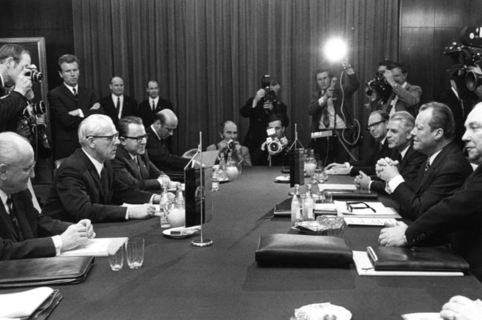 Neue Ostpolitik - Ontmoeting in 1970 tussen de regeringen van de Bondsrepubliek en de DDR. Links DDR-minister-president Willi Stoph, rechts bondskanselier Willy Brandt. (cc - Bundesarchiv)