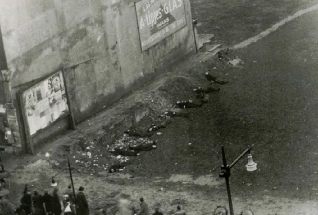 Fusillade van tien mannen op 20 februari 1945 tegen de zijkant van het gebouw van 'De Utrecht' aan de Coolsingel te Rotterdam, als vergelding voor de aanslag op een Nederlandse SS-man (Bron: Beeldbank WO2 nr. 162709)