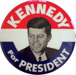 Badge uit de verkiezingscampagne van John F. Kenndy, 1960 (wiki)
