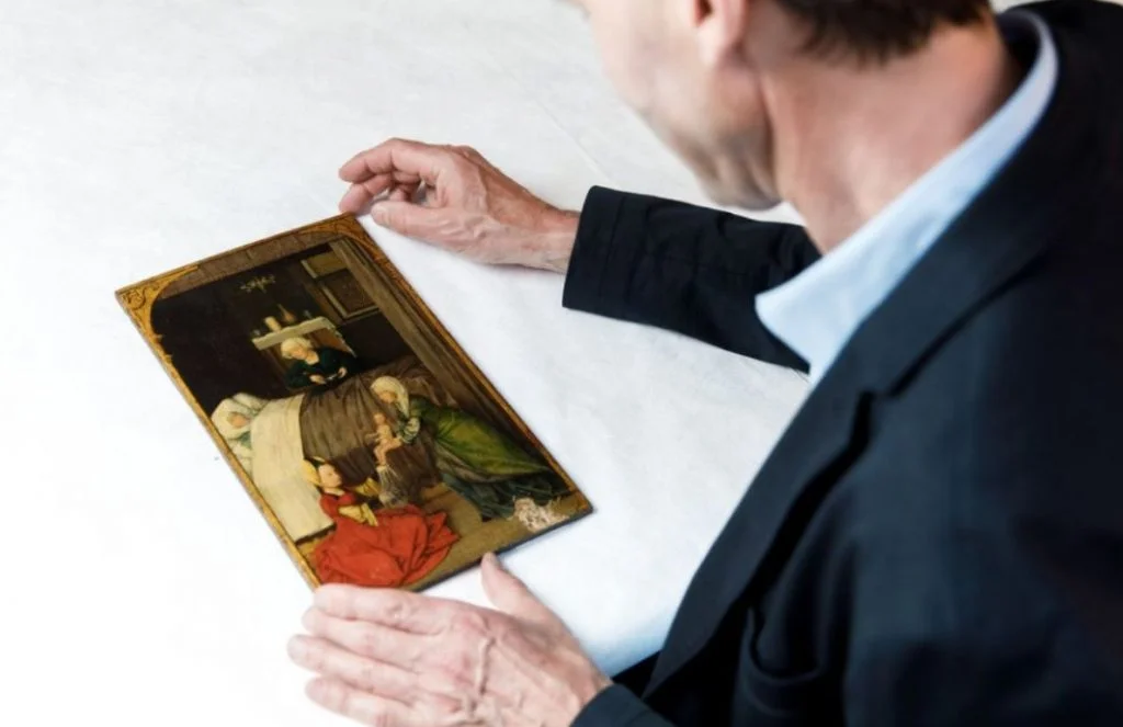 Friso Lammertse met gestolen schilderijtje uit Museum Boijmans Van Beuningen