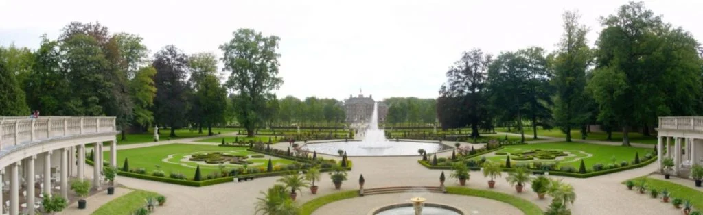 Het paleis, gezien vanuit de tuin (cc - Wouter Hagens)