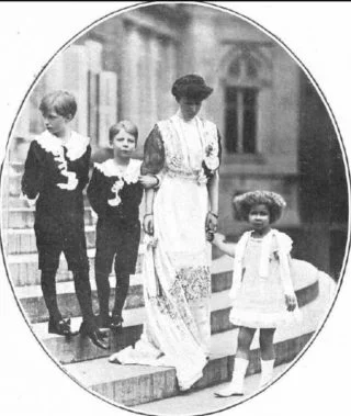 Koningin Elisabeth met haar kinderen, Leopold en Karel links (1914)