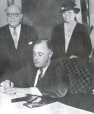 Roosevelt ondertekent de National Labor Relations Act