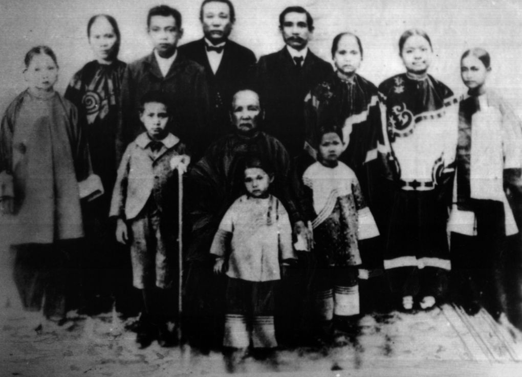 De familie van Sun Yat-sen (achterste rij, vijfde van links)