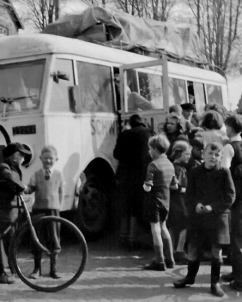 Zweedse witte bus met Deense Joden, opgehaald in Theresienstadt (Tsjechië) maakt een tussenstop in het Deense Haderslev op weg naar Zweden ( foto collectie Museum Kamp Frøslev)