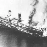 De brandende Cap Arcona kort na de aanval. (RAF - wiki)