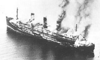 De brandende Cap Arcona kort na de aanval. (RAF - wiki)