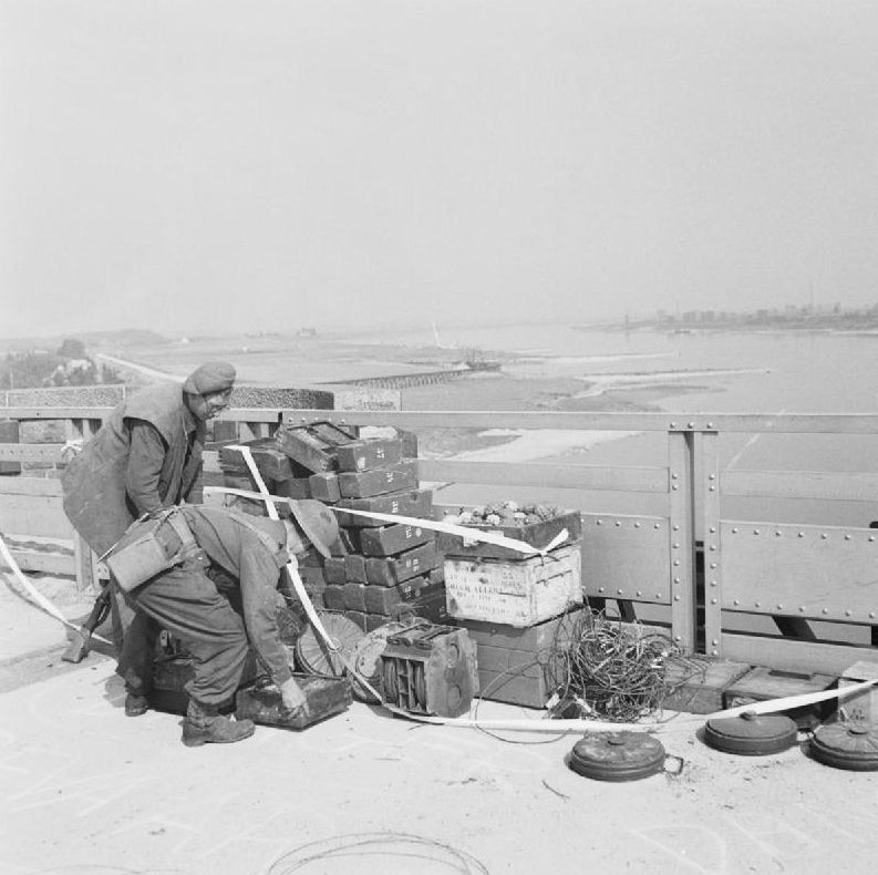Britse soldaten ontmantelen Duitse explosieven op de Waalbrug. 