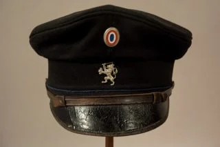 Pet van het Landelijke eenheidsuniform voor de Gemeentepolitie, dat in het voorjaar van 1941 werd ingevoerd en per 1 maart 1943 werd vervangen. Fotograaf: Tijmen de Nooy