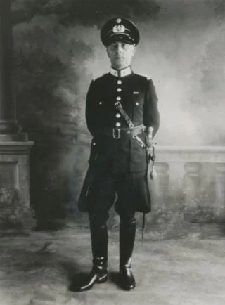 Zwart-wit foto van de korpschef van de Gemeentepolitie Den Helder met de rang van majoor met het ingevoerde landelijke eenheidsuniform voor de gemeentepolitie, 1941.