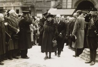 Koningin Wilhelmina bezoekt in Londen de puinhopen van de gebombardeerde Nederlandse kerk (RVD, 1941)