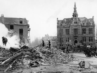 Het centrale Gemeenteplein met het oude gemeentehuis, waarvan de klok tot de afbraak op exact 15u32 zou blijven stilstaan.