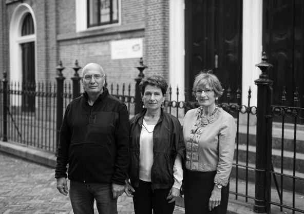 André, Marion en Yvette bij de synagoge in Leeuwarden. Foto Tryntsje Nauta