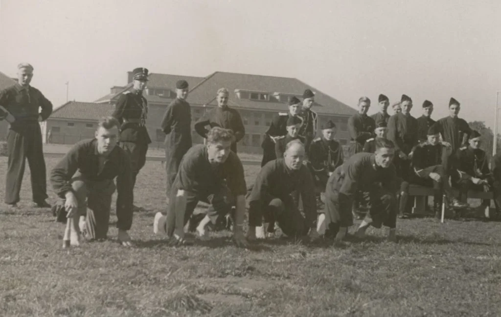 Zwart-witfoto van sportbeoefening bij het Politie-Opleidingsbataljon in Schalkhaar, 1941-1943.