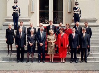 Bordesscène van de ministers van het kabinet-Kok II, 3 augustus 1998. Els Borst links van premier Wim Kok.