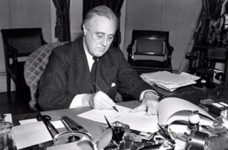 Franklin D. Roosevelt ondertekent de Lend-Lease Act (Leen- en Pachtwet)