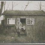 Frederik van Eeden voor zijn hut op Walden (onh.nl)