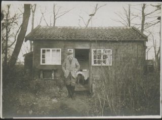 Frederik van Eeden voor zijn hut op Walden (onh.nl)