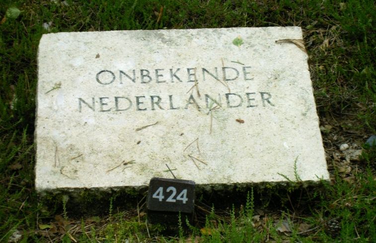 Graf van een onbekende Nederlander op het ereveld in Loenen (cc-P.J.L Laurens)