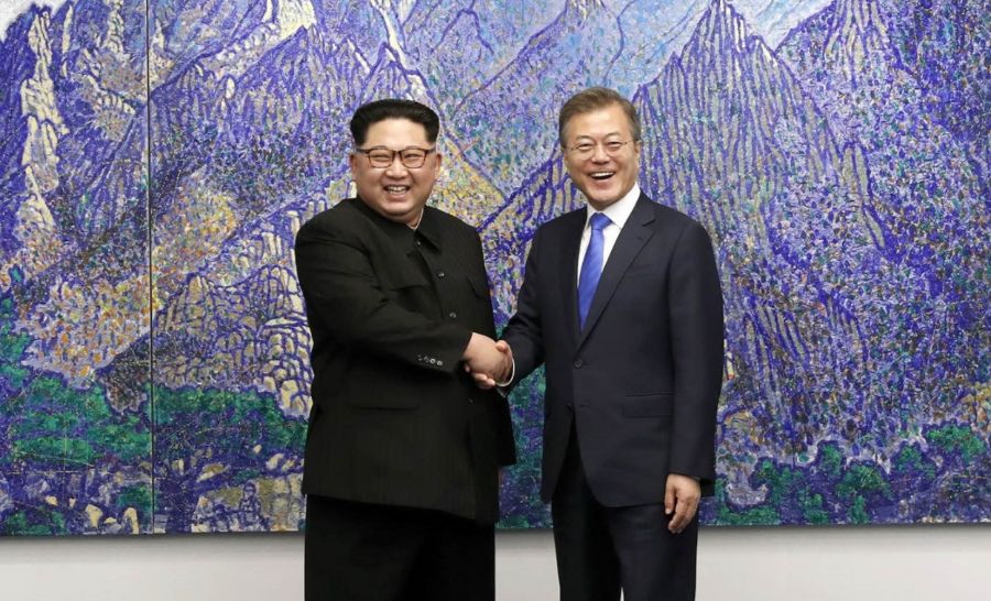 Kim Jong-un en Moon Jae-in schudden elkaar de hand (Cheongwadae / Blue House - wiki)