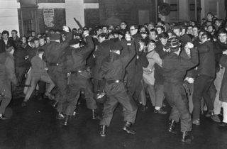 Leuven Vlaams - Staking Vlaamse studenten te Leuven, voor de gevangenis werd de menigte uit elkaar geslagen (18 januari 1968). - cc - wiki - Kroon, Ron / Anefo