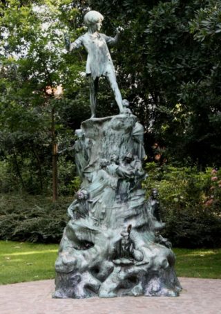 Standbeeld van Peter Pan in het Egmontpark in Brussel (cc - Michel wal)