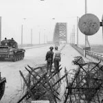 Tanks op de Waalbrug tijdens Market Garden