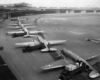 Vliegveld Tempelhof tijdens de Blokkade van Berlijn (U.S. Air Force)