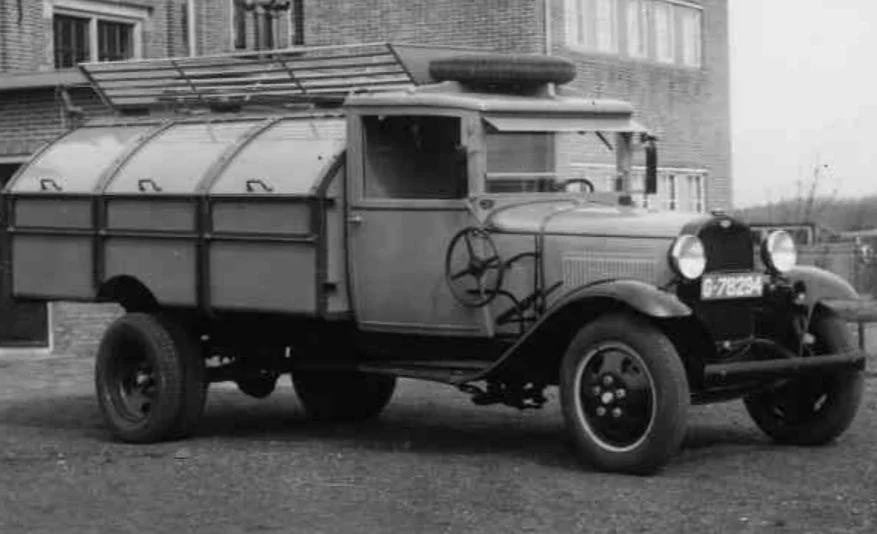 Vuilniswagen uit 1932 (Streekarchief Gooi en Vechtstreek)