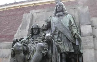 Eerste stadhouderloze tijdperk (1650-1672) - Standbeeld van Johan (links) en Cornelis de Witt in Dordrecht (wiki)