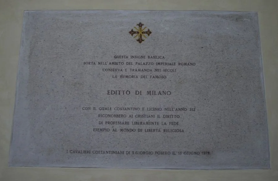 Plaquette uit 1978 in de San Giorgio al Palazzo in Milaan ter herinnering aan het Edict van Milaan