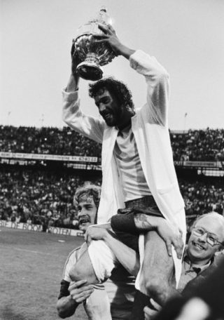 Feyenoord tegen Ajax 3-1, KNVB beker finale in De Kuip, 1980 - Feyenoord-aanvoerder Rene Notten met de beker. (cc - Anefo - Koen Suyk)
