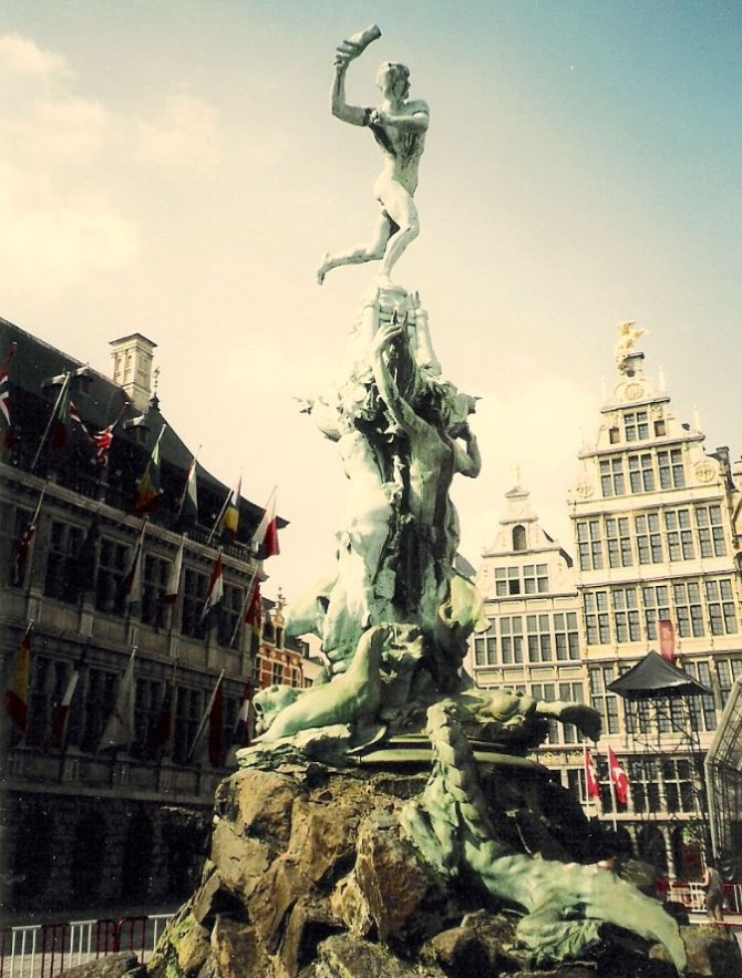 Fontein ter ere van Silvius Brabo in Antwerpen (cc - Jaume Meneses)