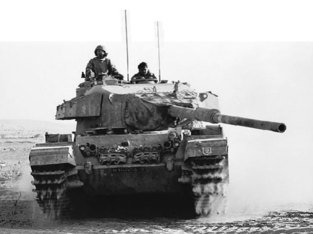 Israëlische tank in de Sinaïwoestijn tijdens de Jom Kippoeroorlog van 1973 (cc - Israel Defense Forces)