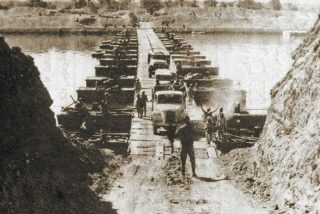 Jom Kippoeroorlog - Egyptische troepen trekken het Suezkanaal over