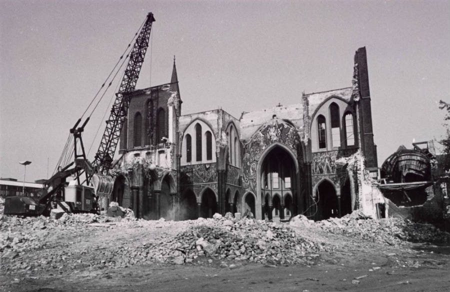 De afbraak in 1975 van Cuypers’ Noordhoekse kerk in Tilburg (Regionaal Archief Tilburg)