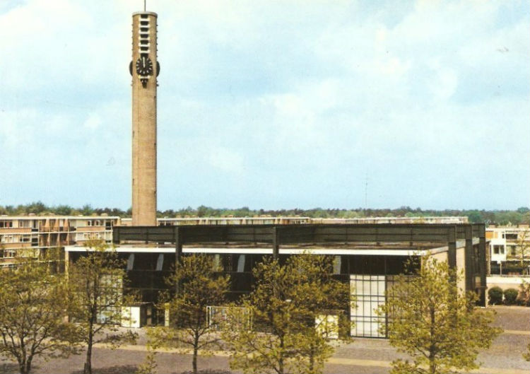 De Boxtelse Maria Reginakerk van Jan Strik (1959-1960) is in 2007 afgebroken. De toren, met als bijnaam Magere Josje, is overgebleven (Reliwiki)