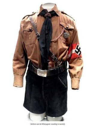 Uniform van De Hitlerjugend (JP - Hitlers Derde Rijk in 100 voorwerpen)