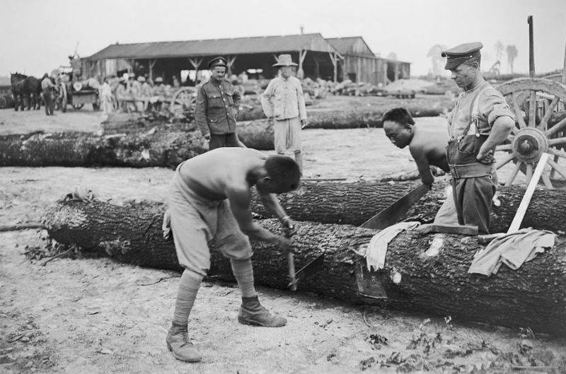 Britse soldaat en Chinese arbeiders bij Kaaster in 1917 - Wiki Commons