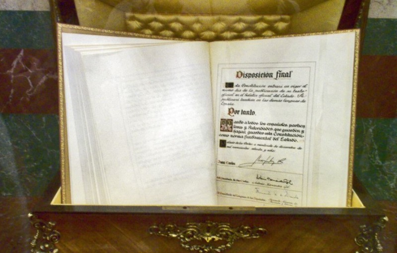 Afschrift van de grondwet van Spanje in het Spaanse congres (cc - miguelazo84)