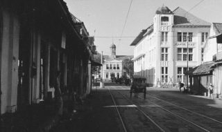 Prinsenstraat in benedenstad Batavia, met tramrails en met zicht op het Stadhuis. (Wikimedia Commons/Fotocollectie Dienst voor Legercontacten Indonesië)