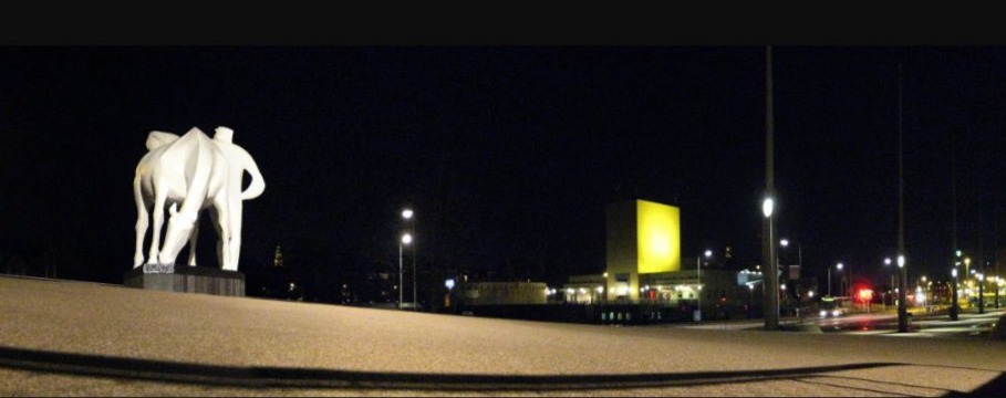Het Peerd van Ome Loeks bij avond, met op de achtergrond het Groninger Museum (2008) - cc/Wutsje